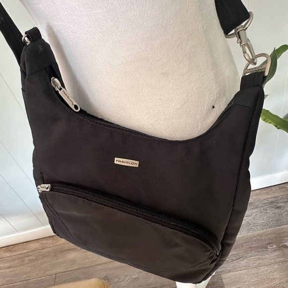 🛍️TRAVELON Black cross body bag with lots pockets and adjustable strap. - Picture 5 of 9